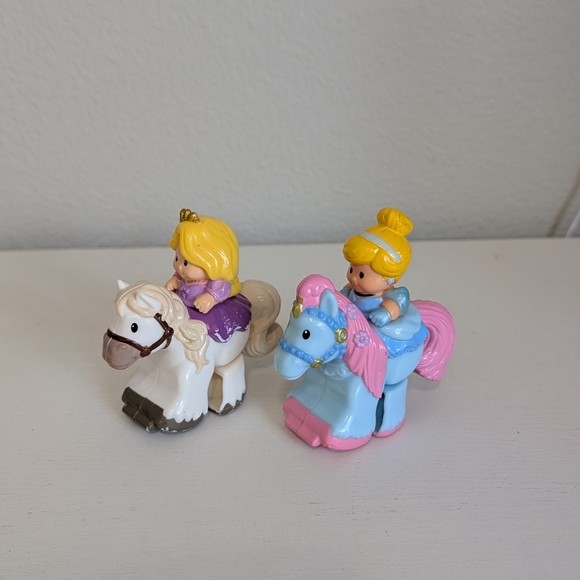 Fisher Price Little People Princesses Rapunzel & Cinderella Klip Klop Horses - Picture 1 of 5